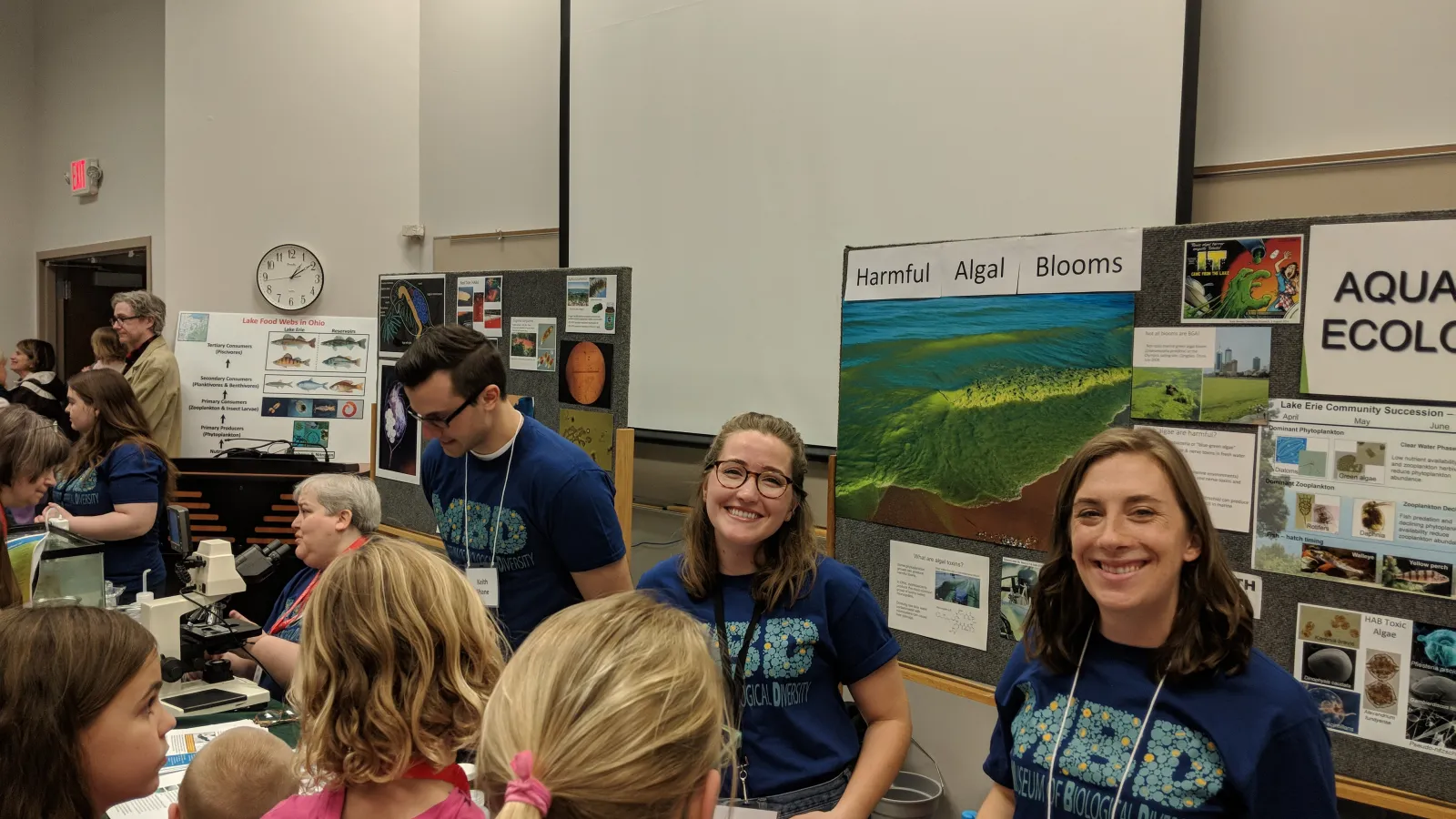 Kaitlin and Callie teach kids about algal blooms and fish otoliths